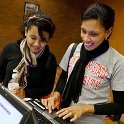 Alumni using computer to sign up for benefits