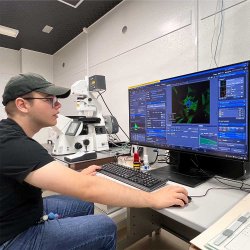 Mitchell Dyen working in lab