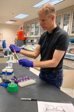 Uwe Simon working in a CSAM lab