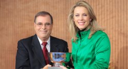 Professor Marc Rosenweig presents Deborah Norville with the Broadcaster of the Year Award.